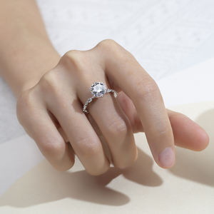 Anillo de Compromiso Messi Jewelry MSR-1662 de Oro de 18K con Corte Redondo y Halo Oculto de Diamante Cultivado en Laboratorio - Product Image 1