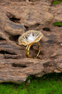 Pulsera de Hoja con Perlas Naturales de Agua Dulce y Detalles Metálicos, Clásica Dorada Coreana, Joyería de Lujo Unisex, Regalo de Moda - Product Image 2