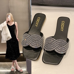 2026 Pantoufles pour femmes en <span class=keywords><strong>cuir</strong></span> PU à semelle plate, à bout carré ouvert, à lanières croisées, ornées de strass fantaisie, de luxe, de haute qualité, en promotion, à prix abordable - Product Image 4