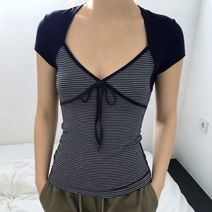 เสื้อแฟชั่นผู้หญิงสไตล์ Y2K ลายทางถัก แขนสั้น คอวี ผูกโบว์ด้านหน้า ทรงเข้ารูป ตกแต่งผ้าแบบ Patchwork เสื้อยืดลำลอง สตรีทแวร์ เสื้อฤดูร้อน - Product Image 2