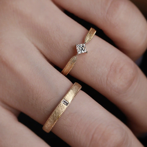 แหวนคู่รักทรงปรินเซสคัท เพชร HPHT รับรองโดย Aimgal NGTC ชุบทอง <span class=keywords><strong>18K</strong></span> ผลิตในอิตาลี ดีไซน์ขัดเงา ของขวัญสำหรับการหมั้น - Product Image 2