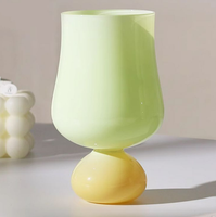 Verres à vin en forme de tulipe dans des couleurs macaron