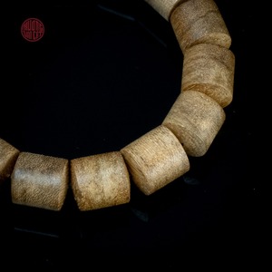 กำไลข้อมือไม้กฤษณาธรรมชาติทำมือ ลูทอง ขนาด 12 มม. เม็ดทรงกระบอก เกรด 2 เครื่องประดับไม้กฤษณา - Product Image 3