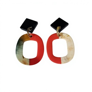 Boucles d'oreilles créoles tendance de qualité supérieure, design élégant avec motifs abstraits, disques en résine fantaisie, plaqué or, bijoux pour femmes, mariage, fête - Product Image 3