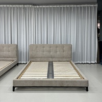 Lit double moderne minimaliste italien OEM, en tissu velours chenille avec sommier à lattes en bois pour chambre principale