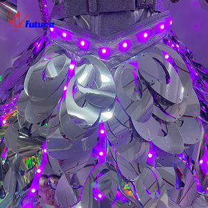 Set di abiti con angelo della regina a LED con gonna corta di piume d'argento brillante modello di passerella - Product Image 5