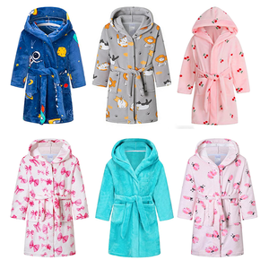 Peignoirs surdimensionnés pour enfants, vente chaude 2026, <span class=keywords><strong>peignoir</strong></span> à capuche pour filles en bas âge, vêtements de nuit, impression personnalisée, robes de détente pour enfants - Product Image 1