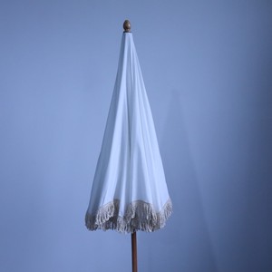 Parasol d'extérieur au design moderne, blanc, à franges, de type pagode, avec structure en bois, pour la plage, le jardin, le café, les meubles d'extérieur - Product Image 6