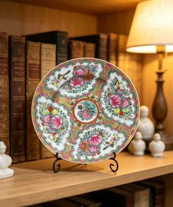 Plato Decorativo <span class=keywords><strong>de</strong></span> <span class=keywords><strong>Porcelana</strong></span> Vintage <span class=keywords><strong>de</strong></span> 9 Pulgadas, Hecho a Mano, con Medallón <span class=keywords><strong>de</strong></span> Rosas, Plato <span class=keywords><strong>de</strong></span> <span class=keywords><strong>Porcelana</strong></span> <span class=keywords><strong>Canton</strong></span> con Motivos <span class=keywords><strong>de</strong></span> Flores, Pájaros y Mariposas - Product Image 1