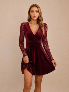Nouvelle robe en velours rouge vin avec patchwork en dentelle, col en V et design cintré à la taille pour une jupe courte élégante - Product Image 4