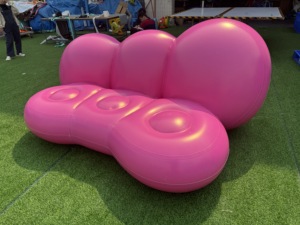 Canapé nuage gonflable géant personnalisé, chaise longue nuage gonflable rose en PVC, grand mobilier gonflable d'extérieur pour exposition en centre commercial - Product Image 2
