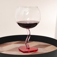 Verres à vin en forme de cœur rouge avec tige courbée, gobelets romantiques pour un cadeau de la Saint-Valentin