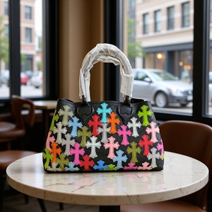 Bolso Cruzado Cristiano de Cuero Cromado, Bolso Deportivo Casual de Gran Capacidad Tipo Cubo - Product Image 1