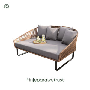 Relájate con la comodidad moderna al aire libre con el sofá Cika, diseñado con estructura de hierro, asientos tapizados y ratán sintético duradero. - Product Image 2