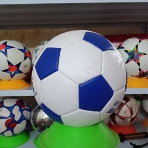 Ballon de football de taille 5 en PV pour entraînement classique, vente en gros d'usine 2026, cousu à la machine - Product Image 1