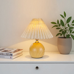 Lámpara de Mesa LED de Estilo Nórdico con Tela Plegada de Diseño Simple TAIKOO, Lámpara de Mesa Retro Vintage para Decoración de Restaurante, Hogar y Dormitorio - Product Image 3