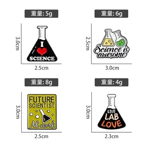 Broche en alliage <span class=keywords><strong>de</strong></span> molécule chimique <span class=keywords><strong>de</strong></span> dessin animé Fun Science Lab Beaker Metal Craft Pin pour tenue polyvalente Angel Cross Fashion - Product Image 4