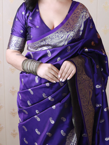 Sari de seda suave elegante violeta Banarasi con intrincado diseño tejido Zari plateado Ideal para bodas celebraciones festivas - Product Image 2