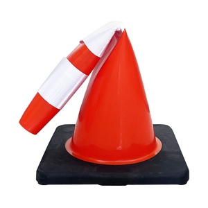 Cône de signalisation routière en PVC de 700 mm, corps rouge, base noire, haute visibilité, cône de sécurité réfléchissant - Product Image 4