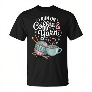 Camiseta con la frase “Me funciona el café y el tejido de lana” para tejedores y artesanos - Product Image 2