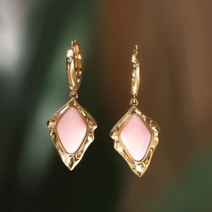 Boucles d'oreilles pendantes tendance en acier inoxydable 316L plaqué or PVD, résistantes et durables, avec pierre rose incrustée - Product Image 2