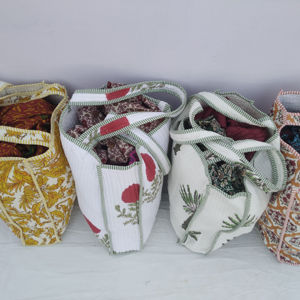 Sac à bandoulière géométrique floral imprimé à la main en Inde pour femmes avec deux sangles, doublure en coton doux, sac fourre-tout tendance pour toutes les saisons - Product Image 4