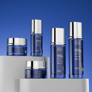 Ensemble <span class=keywords><strong>de</strong></span> soins cosmétiques <span class=keywords><strong>de</strong></span> luxe en verre carré, comprenant un flacon pompe pour <span class=keywords><strong>toner</strong></span> et une pot à crème pour le visage. - Product Image 1