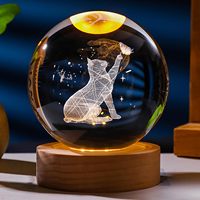 Lampe de nuit LED avec base en bois de 6 cm, boule de cristal en forme de dauphin et de bonhomme de neige