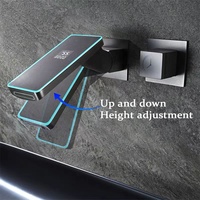 Robinet de salle de bain intelligent moderne noir mat, robinet intelligent mural avec affichage numérique de la température et lumière LED pour lavabo de salle de bain