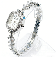 Montre-bracelet à quartz intemporelle tendance 2025 avec cadran en nacre blanc perle, accents de zircon taille marquise transparente et cristaux pavés
