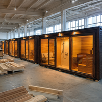 Suite de sauna extérieur avec salle de douche, salon de relaxation et terrasse en bois