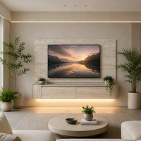 Console murale flottante incurvée en travertin clair, meuble TV mural avec rangement dissimulé pour les espaces de vie modernes