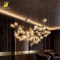 Lustre LED artistique en boules de verre - Suspension cascade dorée pour hall d'hôtel et atrium