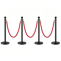Poteau de guidage VIP noir avec corde en velours rouge pour événements et expositions