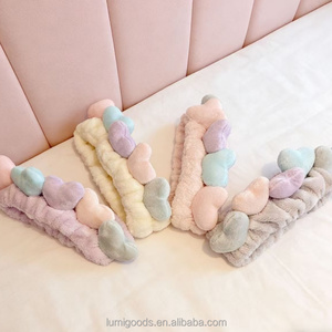 Diadema de Felpa de Coral con Pequeños Corazones, Antideslizante, Linda, para Niñas, para Yoga y Spa, para Lavar la Cara y Maquillarse - Product Image 1