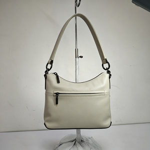 Sac à bandoulière en cuir crème simple, surface lisse, logo métallique, sac à main léger pour tous les jours - Product Image 4