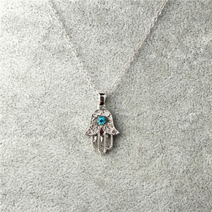 Collana con ciondolo Hamsa a mano con occhi piccoli in cristallo turco - Product Image 2