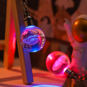 Nouveautés Porte-clés en cristal lumineux LED coloré, pendentif Poké Ball, porte-clés en cristal, porte-clés pour cadeau <span class=keywords><strong>de</strong></span> sportif préféré - Product Image 2