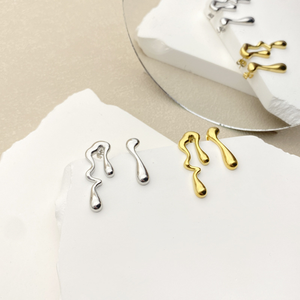 ต่างหูทรงหยดน้ำแบบอสมมาตรเคลือบทอง 18K PVD |   หมุดสแตนเลสแบบนามธรรม |   เครื่องประดับโลหะเหลวสุดพิเศษสำหรับผู้หญิง - Product Image 5