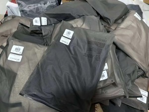 Venta al por Mayor de Conjuntos Deportivos para Hombre SS22, Camiseta y Pantalones Cortos en Color Beige Claro, Beige Oscuro y Negro - Product Image 4