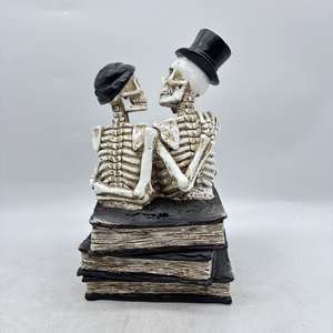 Personalización de un Accesorio Decorativo de Resina para Halloween: Mano de Bruja Espeluznante Sosteniendo un Libro de Hechizos Hocus Pocus, Ideal como Regalo - Product Image 6