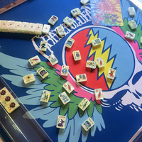 Grateful Dead X Bespoke Mahjong - SUNSHINE DAYDREAM TIE DYE PEARL Ensemble de Mahjong américain en acrylique gravé 160 pièces