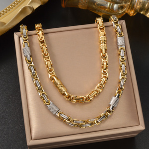 Collier fin de mode en acier inoxydable plaqué or 18 carats, chaîne byzantine bicolore polie en gros avec segments texturés en forme de grille. - Product Image 4