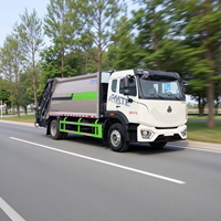 Camion compacteur de déchets diesel 4x2 robuste avec boîte de vitesses manuelle et chargement arrière automatique pour une collecte efficace des déchets communautaires