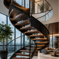 Escalier en colimaçon intérieur sur mesure pour villa haut de gamme avec balustrade décorative et structure d'ingénierie de précision