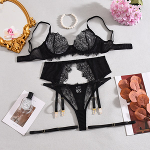Lingerie Elegante e Sexy Esclusiva: Set 3 Pezzi con Reggiseno, Perizoma e Giarrettiere in Pizzo, Alta Qualità - Product Image 3