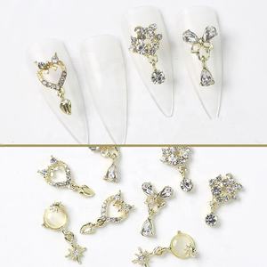 Venta al por mayor a granel de lujo 3D oro Metal <span class=keywords><strong>uñas</strong></span> encantos colgante de diamantes de imitación con diamantes de circón brillo salón decoración de <span class=keywords><strong>uñas</strong></span> suministros - Product Image 3