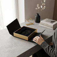 Boîte à double porte noire personnalisable avec logo, conteneur rigide premium avec bandes dorées et insert floqué pour suite de luxe en gros