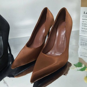 Escarpins sexy pour femmes en satin de qualité supérieure avec talon fin, style professionnel à bout pointu, grande taille, coupe basse pour dames - Product Image 4