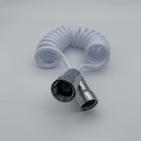 Tuyau de douche flexible en plastique TPU avec connexion à ressort de 2m blanc et design moderne avec chaîne musulmane torsadée pour un nettoyage efficace de la douche